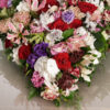 Corazón de flores 75cm variado con rosas rojas - Imagen 4