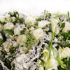 Corazón de flores 75cm blancas con rosas blancas - Imagen 2