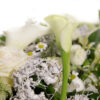 Corazón de flores 75cm blancas con rosas blancas - Imagen 5