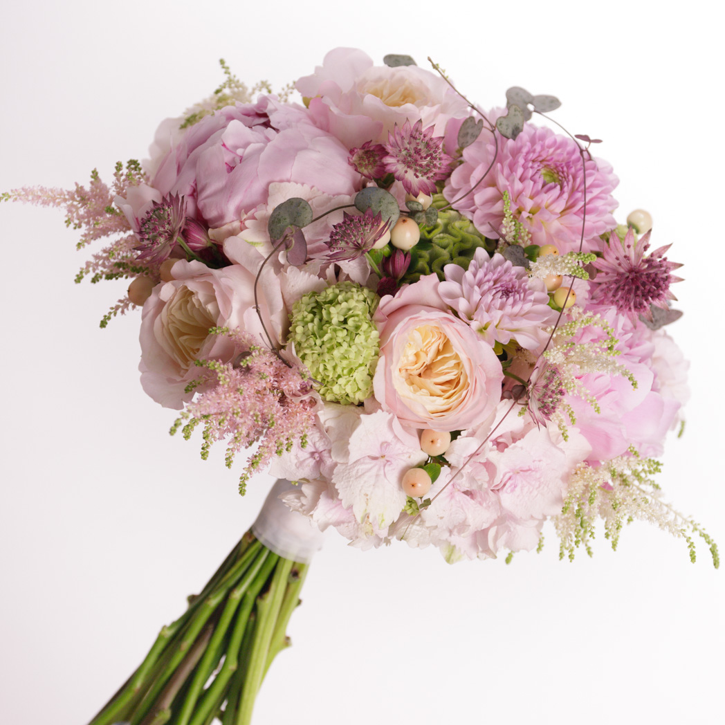 Ramo de novia inglés de peonias y rosas - Floristeria Fontanillas
